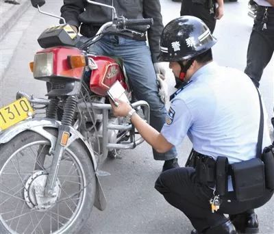 建阳成年无证驾驶摩托车怎么处理，揭秘！这位成年人在无证情况下驾驶摩托车的后果竟然如此严重！